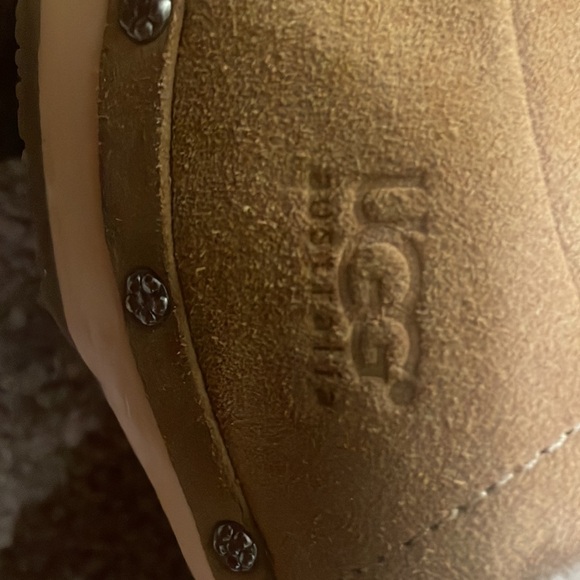 Wooden clog Uggs shoe size 6 but feet size 7 to 8 - Picture 3 of 7